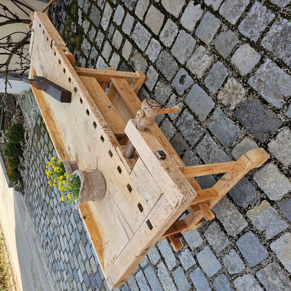 Alte urige antike Hobelbank aus Holz mit Holz Schraubstöcken - 143