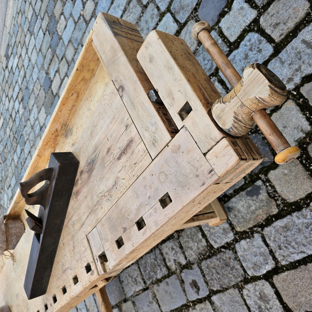 Alte urige antike Hobelbank aus Holz mit Holz Schraubstöcken - 143