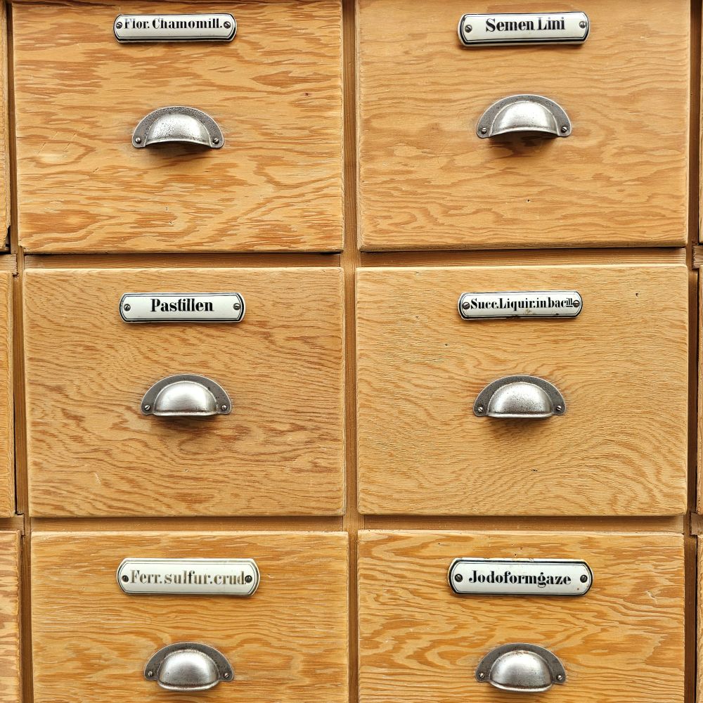 Alter antiker großer Schubladenschrank Ladenschrank Apothekerschrank mit Regalaufsatz und Emaille Schildern - 271