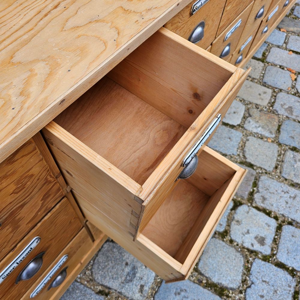 Alter antiker großer Schubladenschrank Ladenschrank Apothekerschrank mit Regalaufsatz und Emaille Schildern - 271