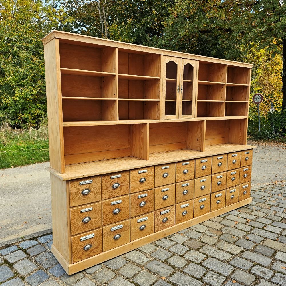 Alter antiker großer Schubladenschrank Ladenschrank Apothekerschrank mit Regalaufsatz und Emaille Schildern - 271