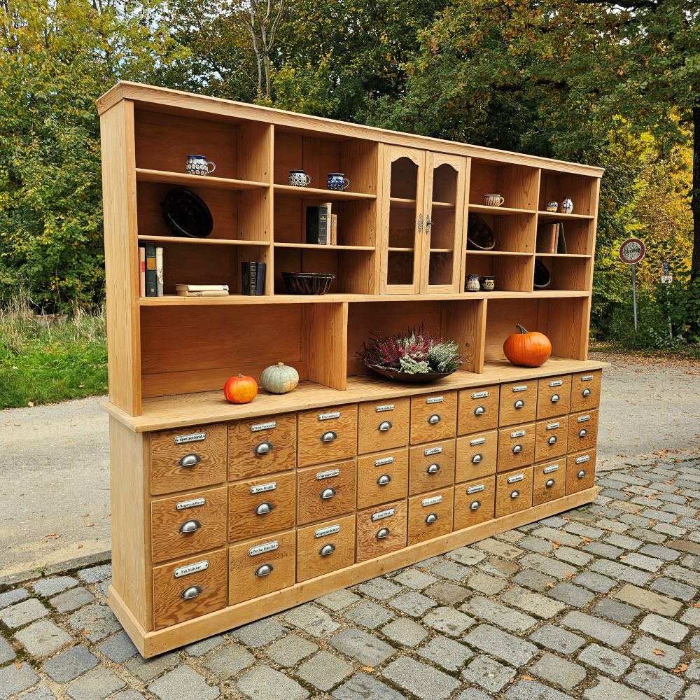 Alter antiker großer Schubladenschrank Ladenschrank Apothekerschrank mit Regalaufsatz und Emaille Schildern - 271