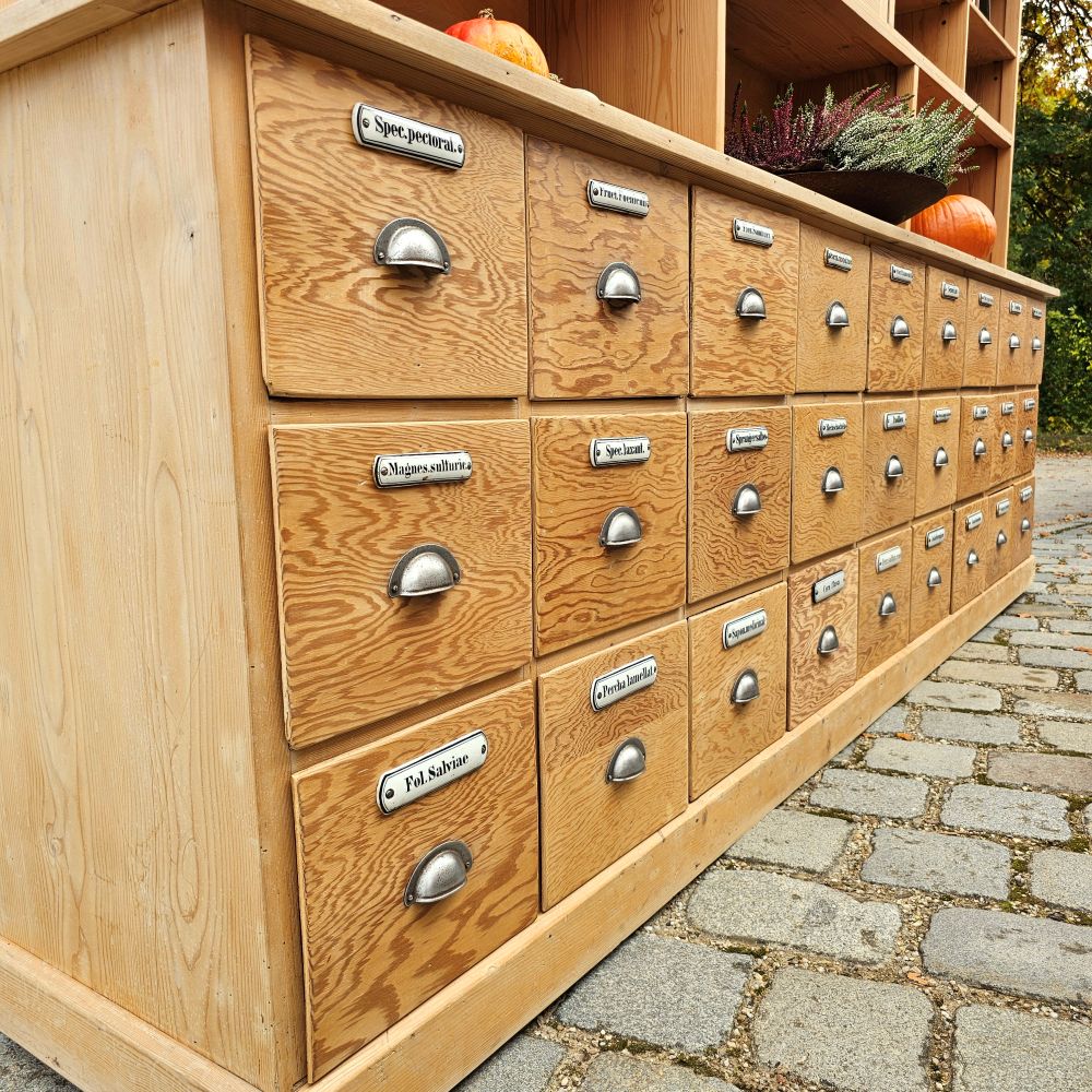 Alter antiker großer Schubladenschrank Ladenschrank Apothekerschrank mit Regalaufsatz und Emaille Schildern - 271