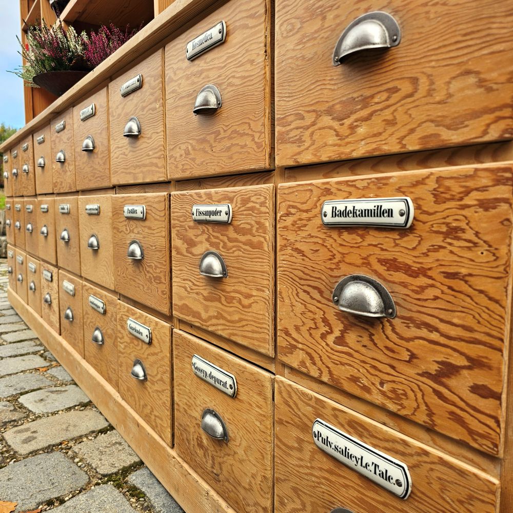 Alter antiker großer Schubladenschrank Ladenschrank Apothekerschrank mit Regalaufsatz und Emaille Schildern - 271