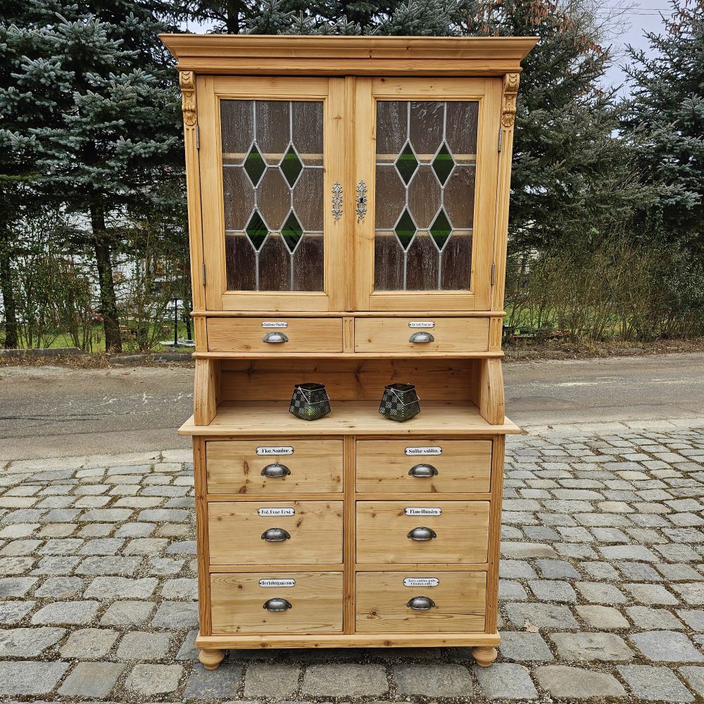 Alter Schubladenschrank Apothekerschrank mit 2-farbigem Glas-Aufsatz und Emaille Schildern - 206