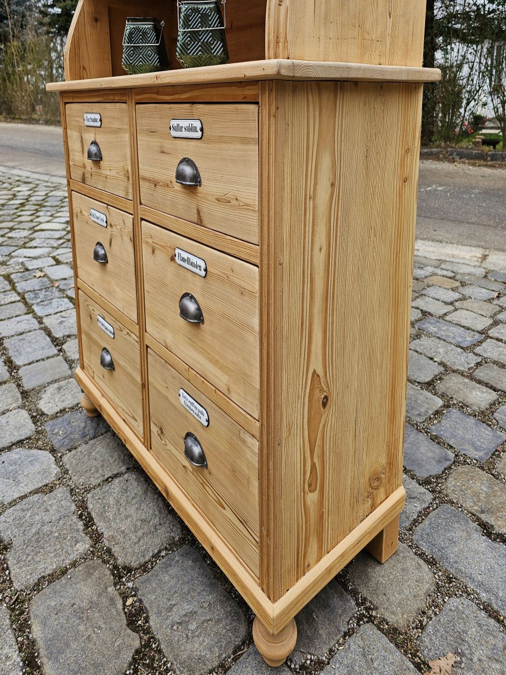 Alter Schubladenschrank Apothekerschrank mit 2-farbigem Glas-Aufsatz und Emaille Schildern - 206
