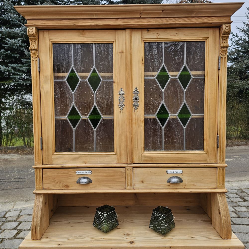 Alter Schubladenschrank Apothekerschrank mit 2-farbigem Glas-Aufsatz und Emaille Schildern - 206