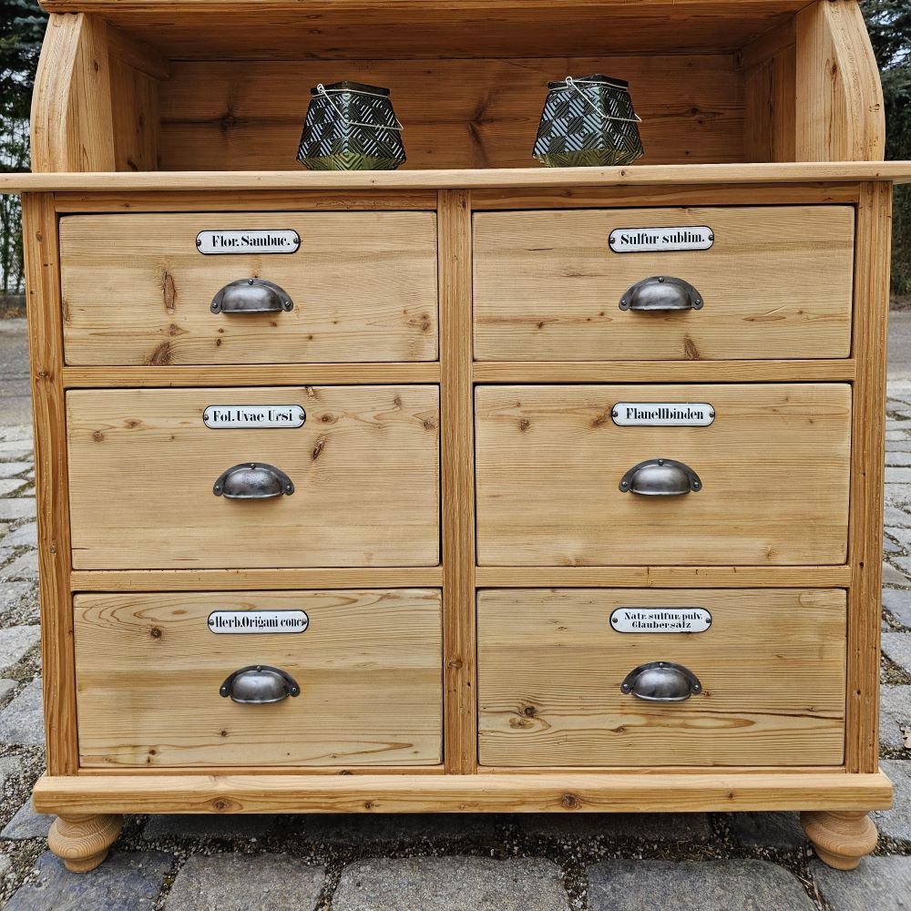 Alter Schubladenschrank Apothekerschrank mit 2-farbigem Glas-Aufsatz und Emaille Schildern - 206