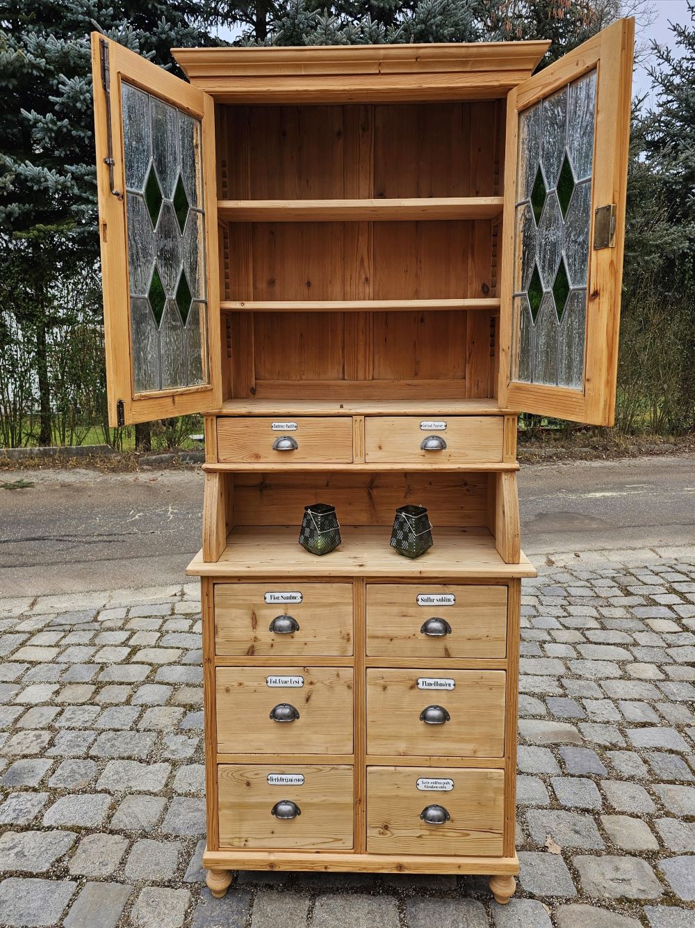 Alter Schubladenschrank Apothekerschrank mit 2-farbigem Glas-Aufsatz und Emaille Schildern - 206