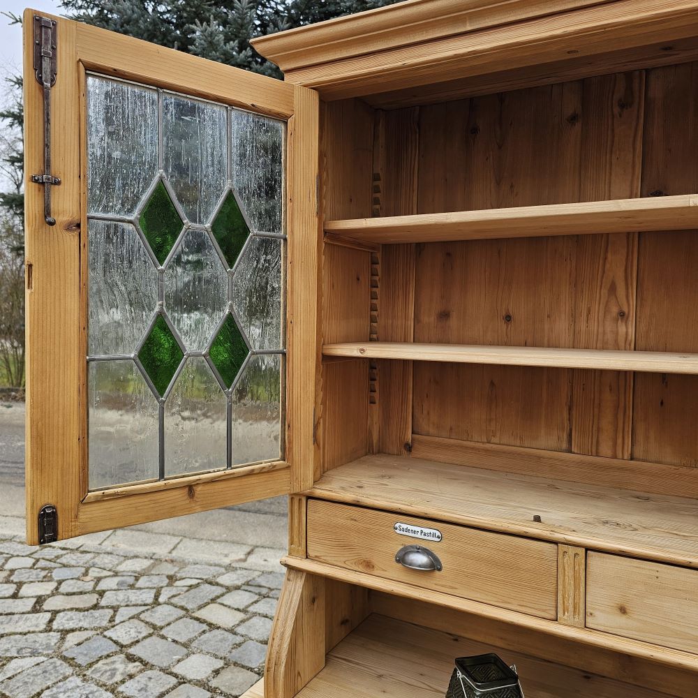 Alter Schubladenschrank Apothekerschrank mit 2-farbigem Glas-Aufsatz und Emaille Schildern - 206