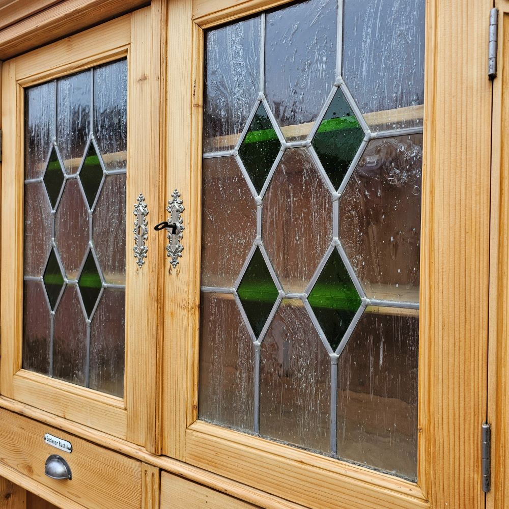 Alter Schubladenschrank Apothekerschrank mit 2-farbigem Glas-Aufsatz und Emaille Schildern - 206