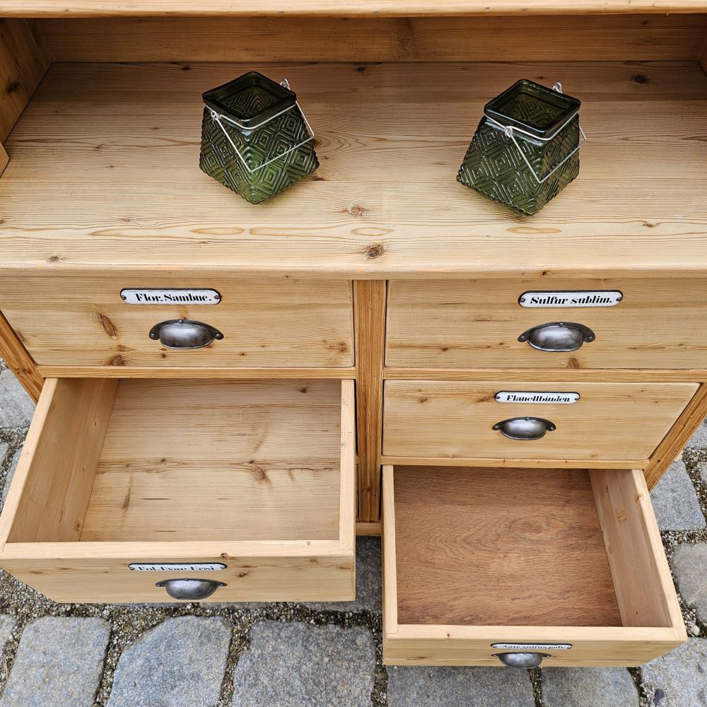 Alter Schubladenschrank Apothekerschrank mit 2-farbigem Glas-Aufsatz und Emaille Schildern - 206