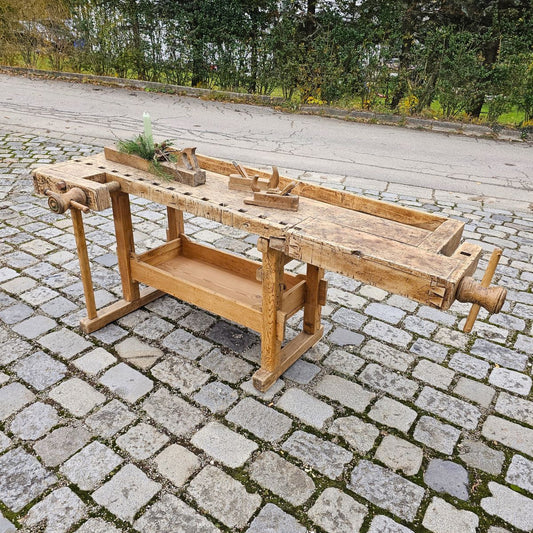 Alte urige antike Hobelbank aus Holz mit Holz Schraubstöcken - 122