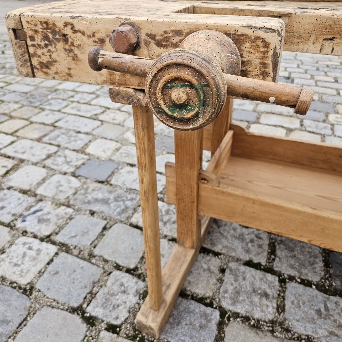 Alte urige antike Hobelbank aus Holz mit Holz Schraubstöcken - 122