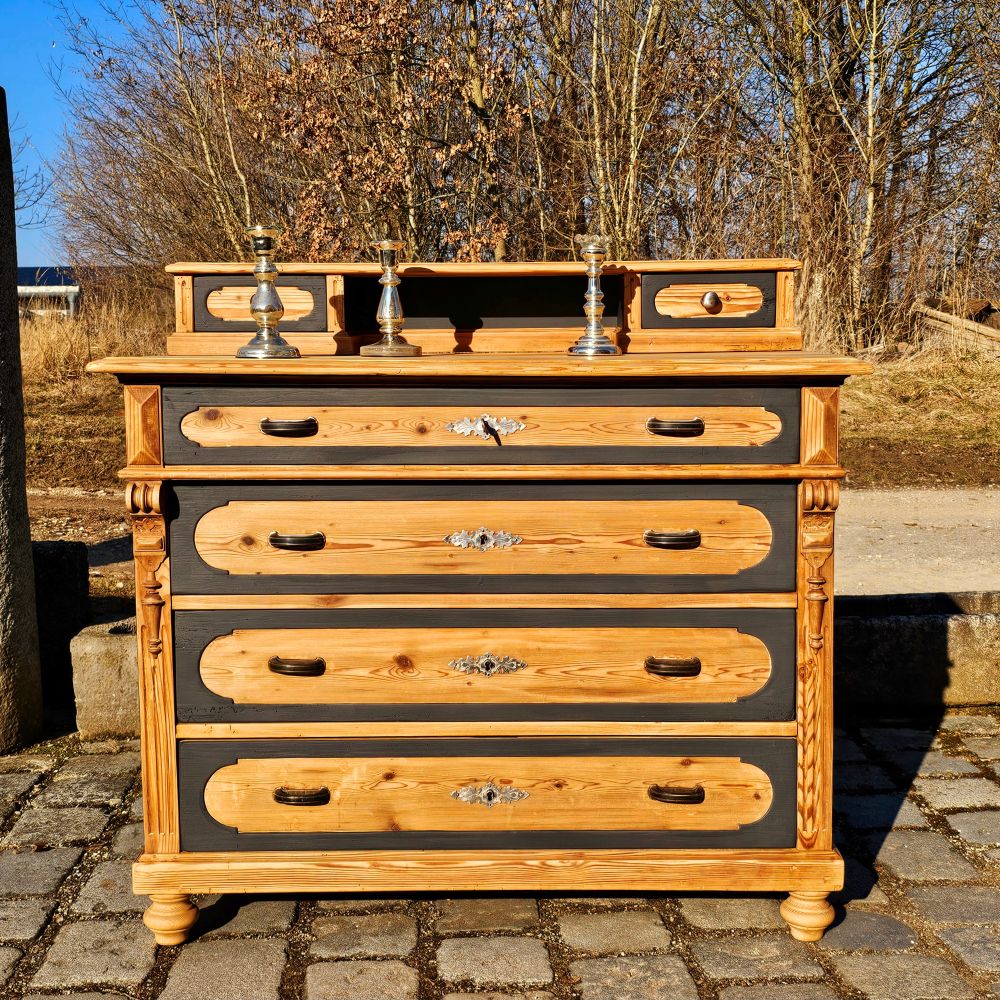 Antike alte Kommode original teillackiert in schwarz matt, mit kleinem Aufsatz - 217