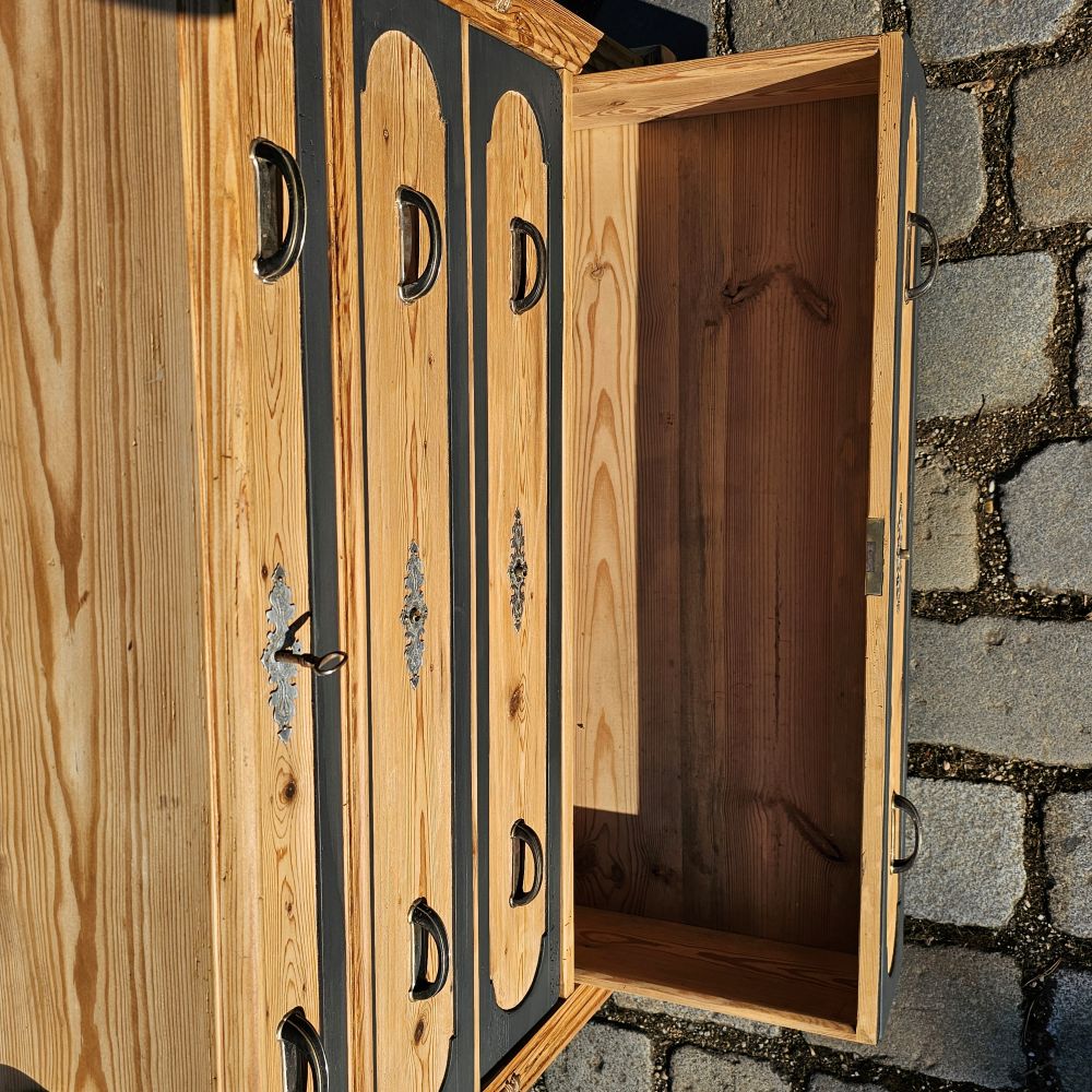 Antike alte Kommode original teillackiert in schwarz matt, mit kleinem Aufsatz - 217