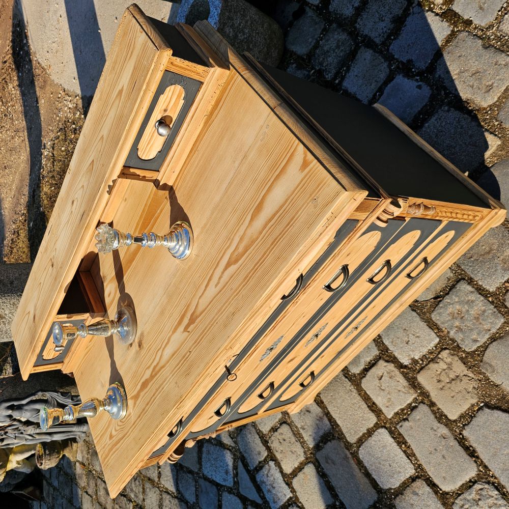 Antike alte Kommode original teillackiert in schwarz matt, mit kleinem Aufsatz - 217