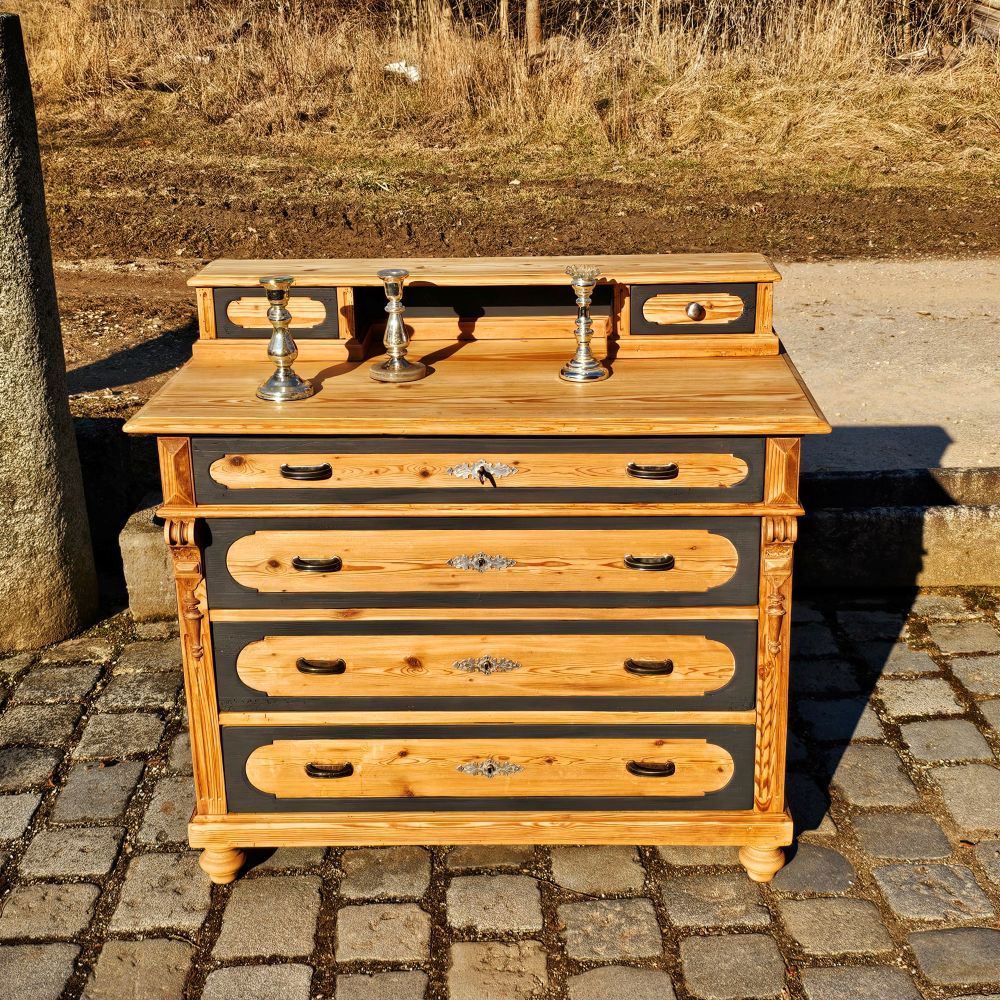 Antike alte Kommode original teillackiert in schwarz matt, mit kleinem Aufsatz - 217