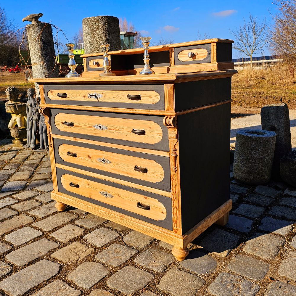 Antike alte Kommode original teillackiert in schwarz matt, mit kleinem Aufsatz - 217