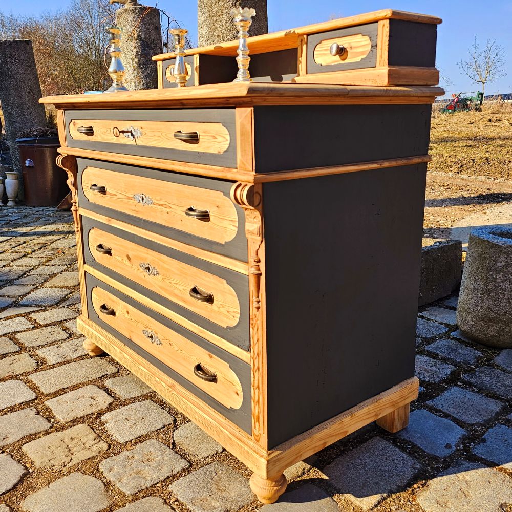Antike alte Kommode original teillackiert in schwarz matt, mit kleinem Aufsatz - 217