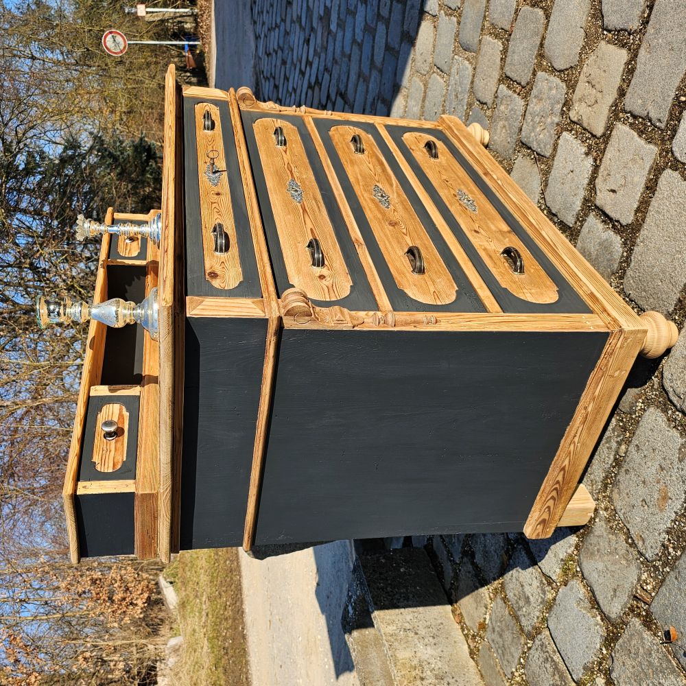 Antike alte Kommode original teillackiert in schwarz matt, mit kleinem Aufsatz - 217