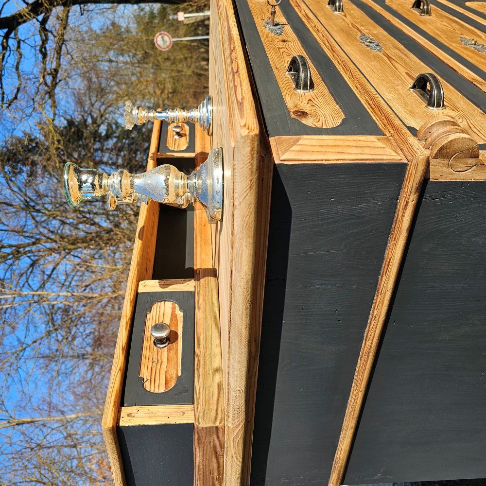 Antike alte Kommode original teillackiert in schwarz matt, mit kleinem Aufsatz - 217
