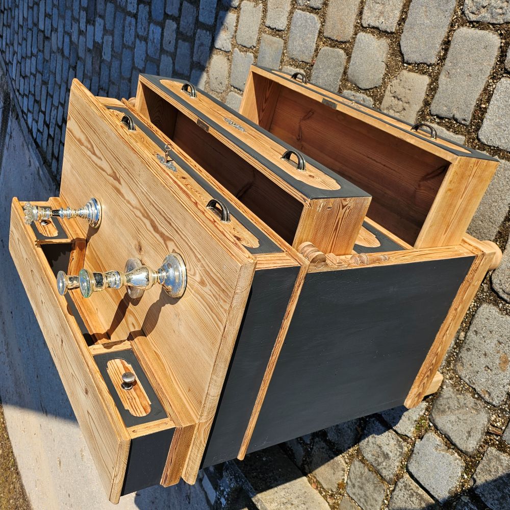 Antike alte Kommode original teillackiert in schwarz matt, mit kleinem Aufsatz - 217