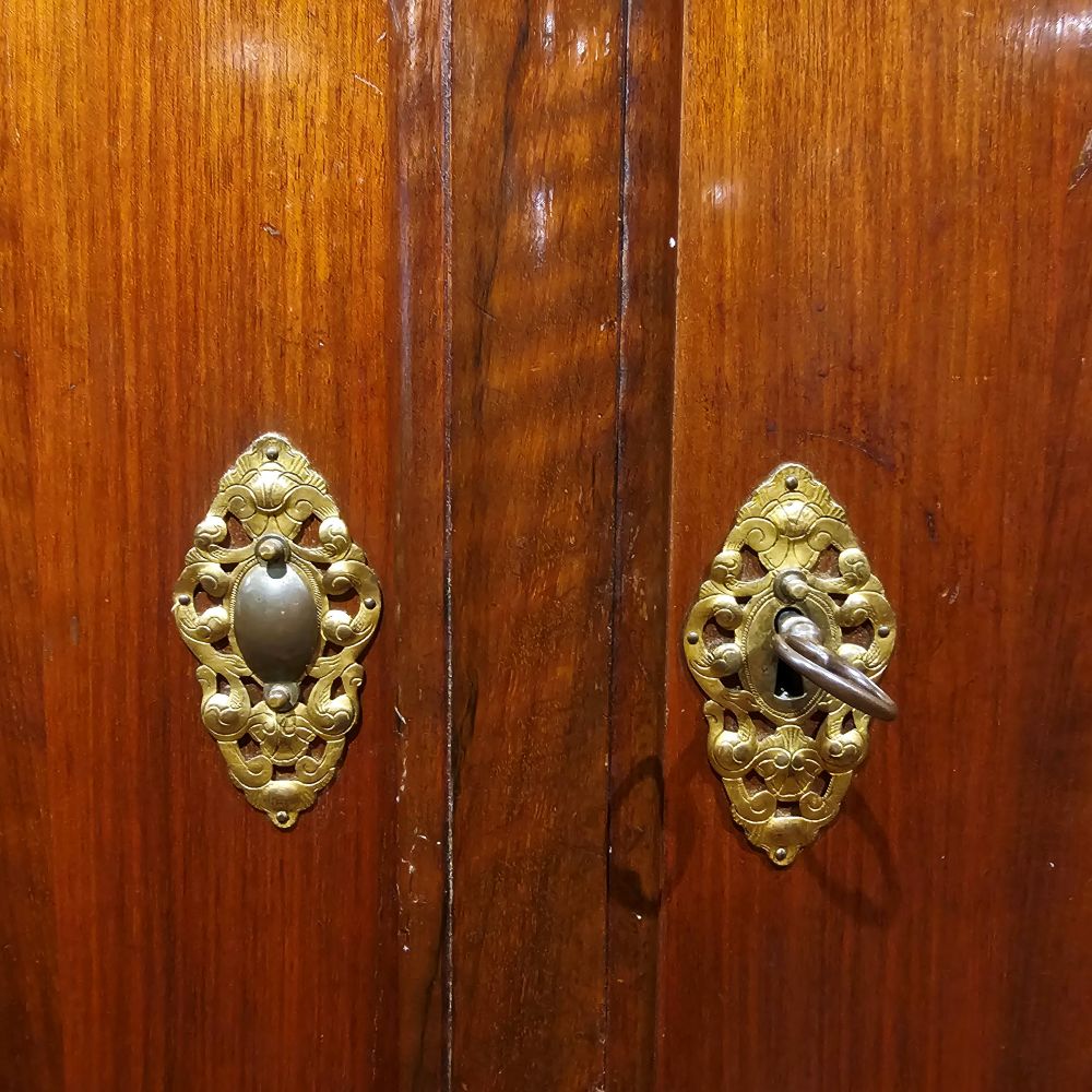 Edler alter antiker originaler großer eleganter Biedermeier Schrank Nussbaum - 285