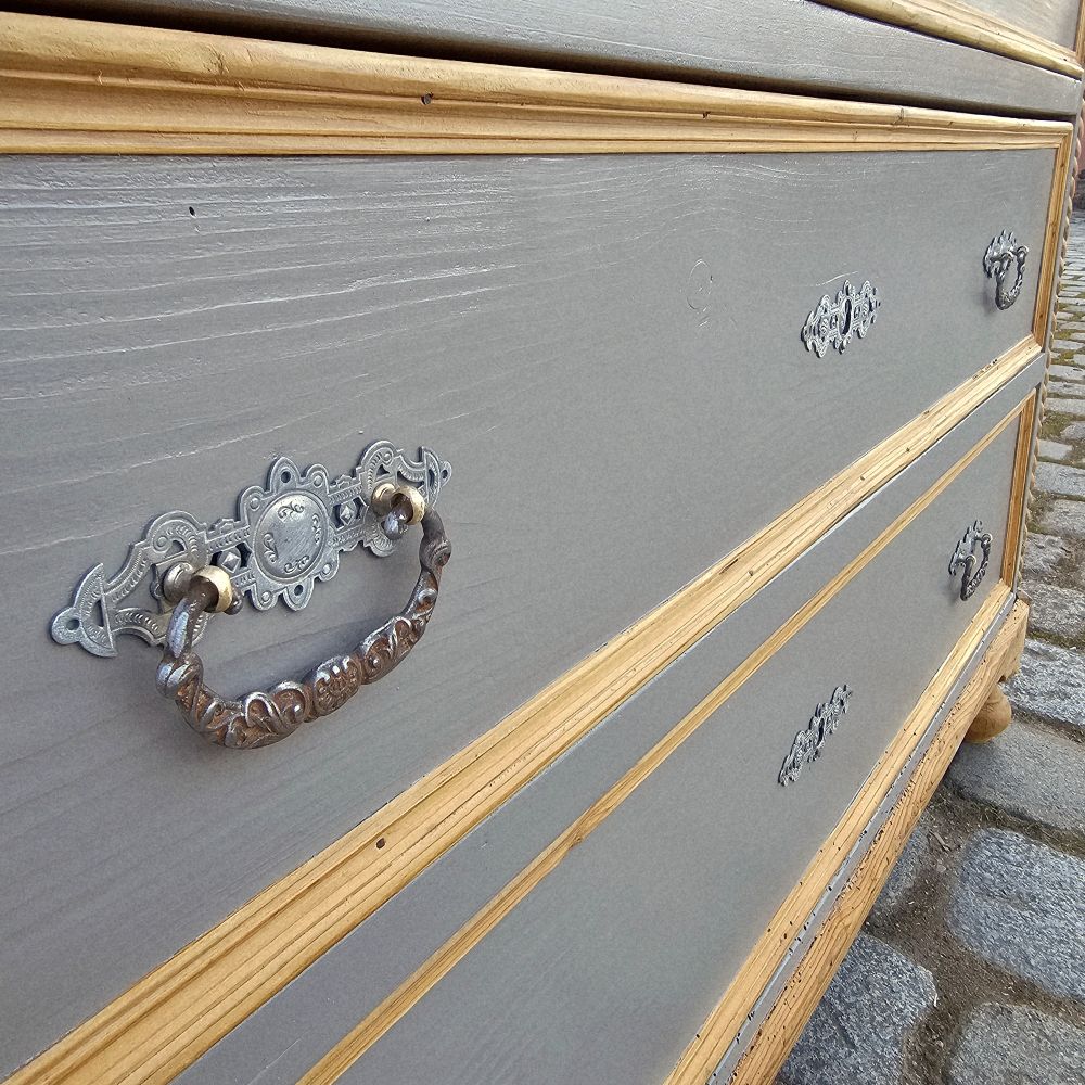 alte antike Kommode mit Drechselarbeiten in graubraun Platte Holz natur - 289