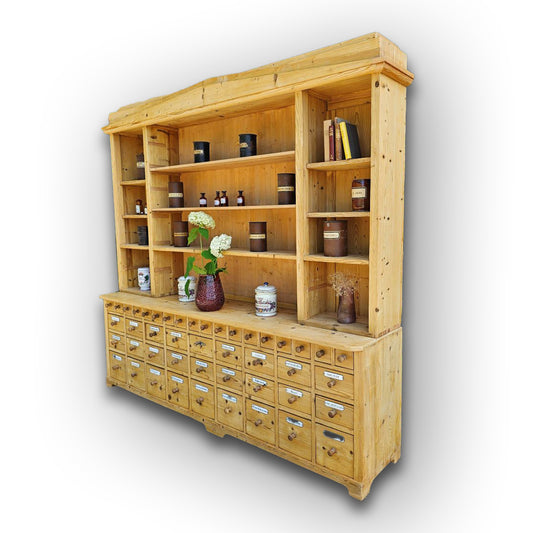 Alter Schubladenschrank Ladenschrank Apothekerschrank mit Aufsatz und Emaille Schilder 45 Schübe - 170