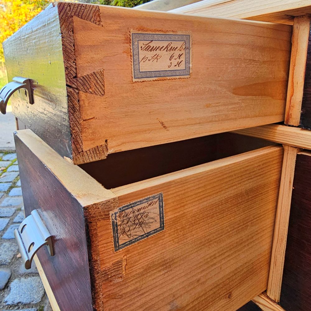 Alter antiker Apothekerschrank Schubladenschrank mit dunklen Schüben Highboard - 274