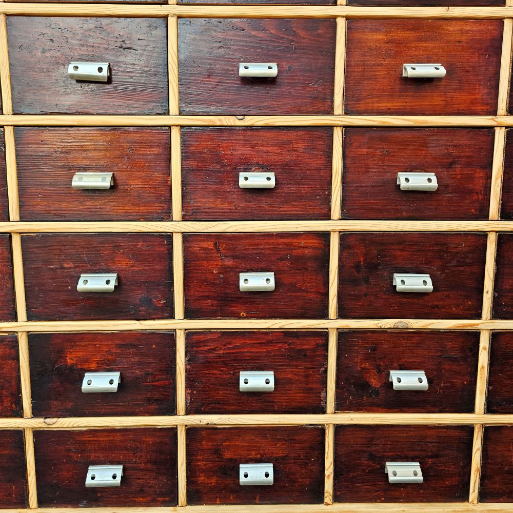 Alter antiker Apothekerschrank Schubladenschrank mit dunklen Schüben Highboard - 274