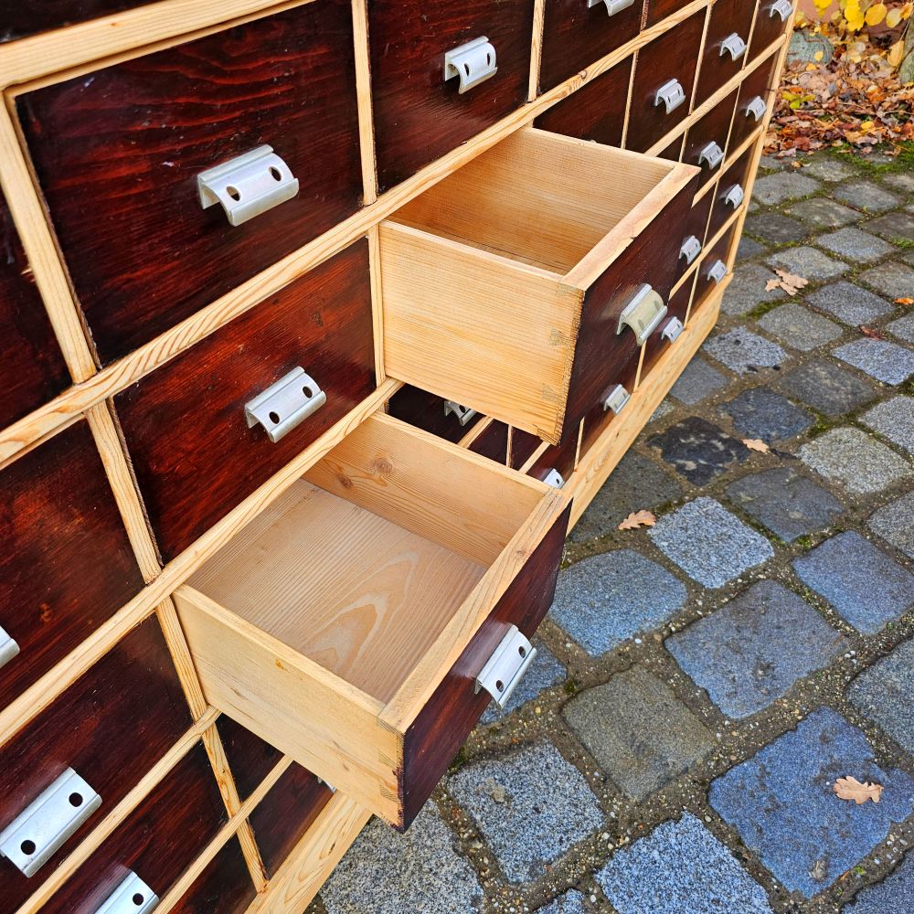 Alter antiker Apothekerschrank Schubladenschrank mit dunklen Schüben Highboard - 274