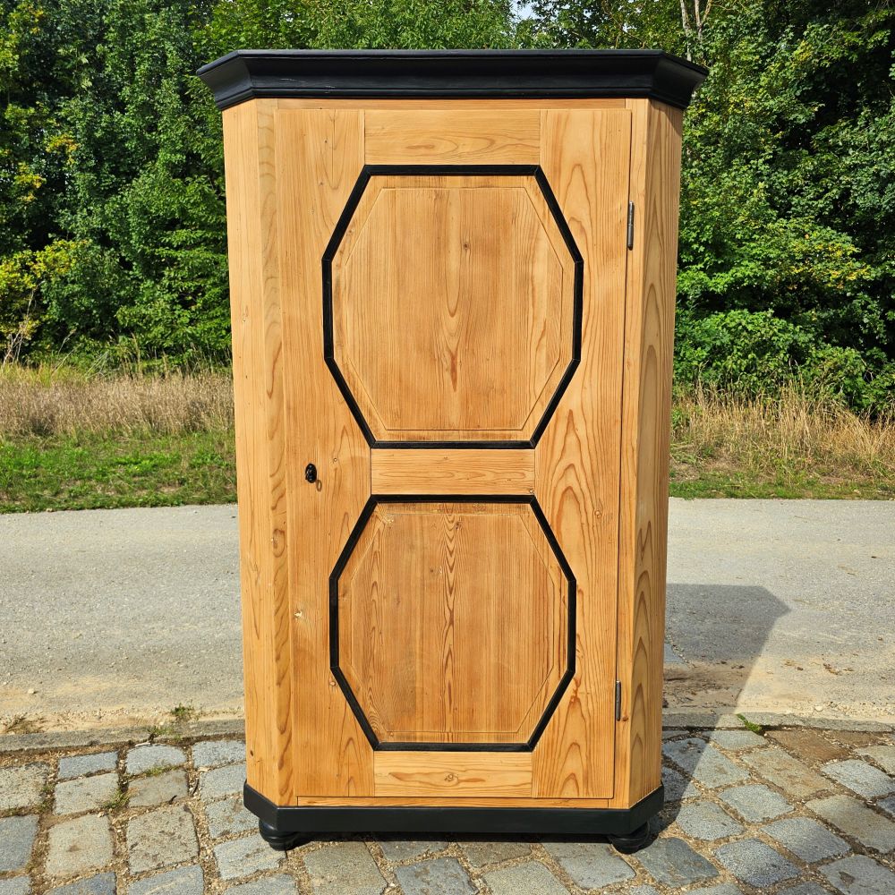 Edler alter vintage Schrank 1-türig Massivholz Leisten schwarz lackiert - 313