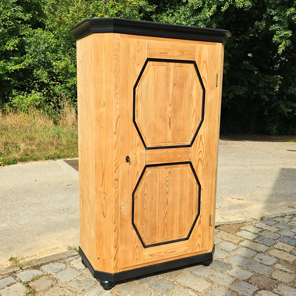 Edler alter vintage Schrank 1-türig Massivholz Leisten schwarz lackiert - 313