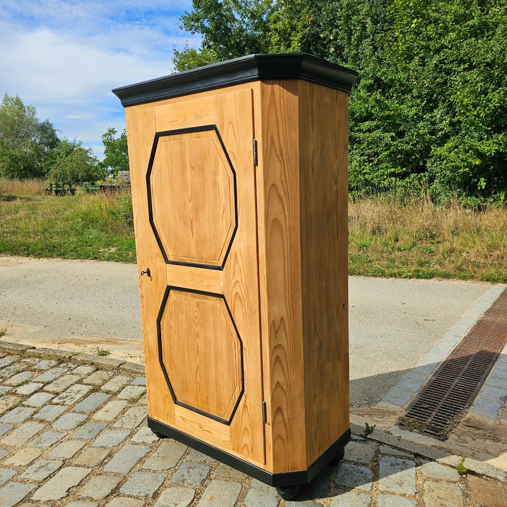 Edler alter vintage Schrank 1-türig Massivholz Leisten schwarz lackiert - 313