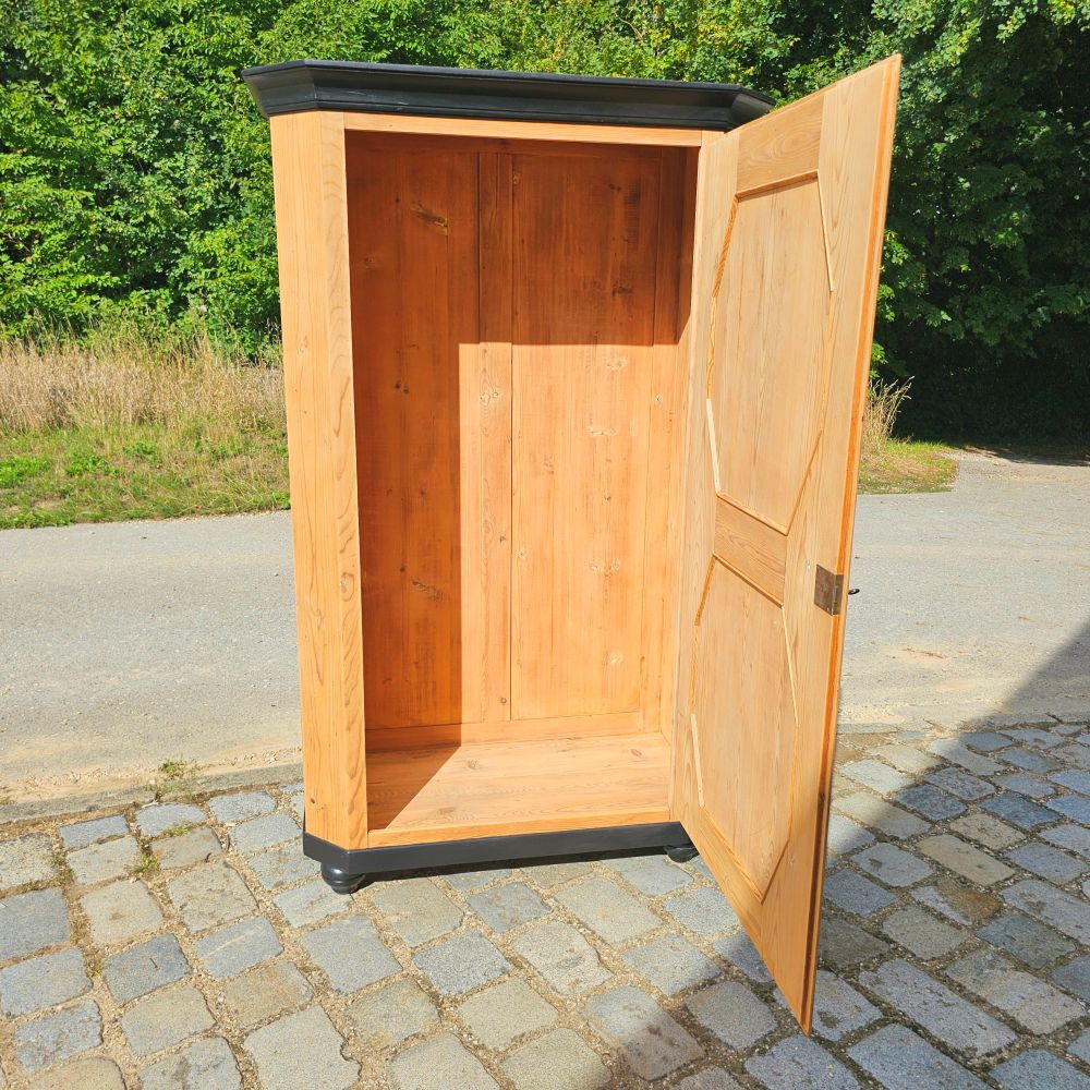 Edler alter vintage Schrank 1-türig Massivholz Leisten schwarz lackiert - 313