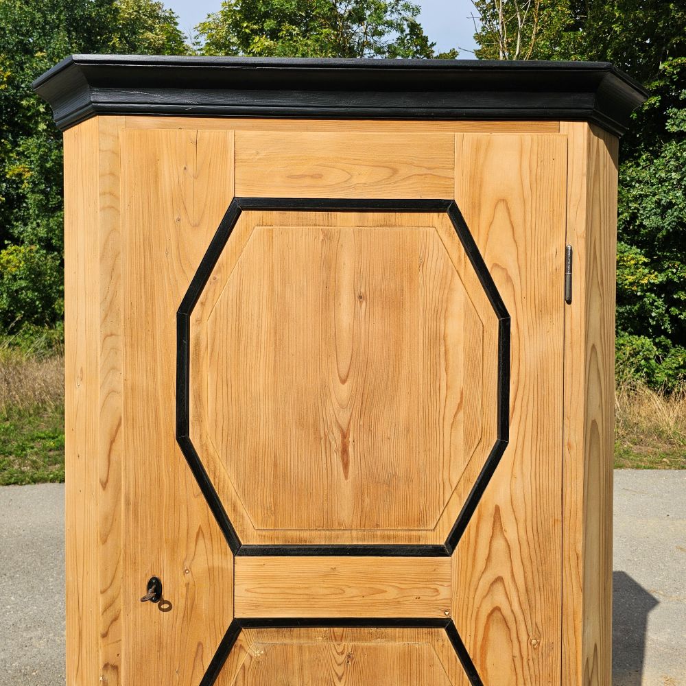 Edler alter vintage Schrank 1-türig Massivholz Leisten schwarz lackiert - 313