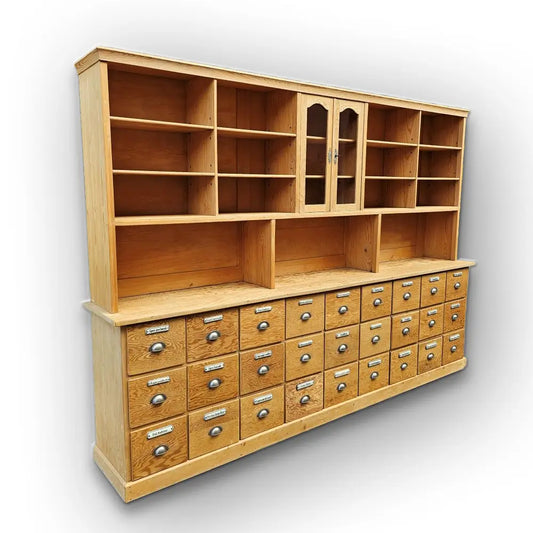 Alter antiker großer Schubladenschrank Ladenschrank Apothekerschrank mit Regalaufsatz und Emaille Schildern - 271