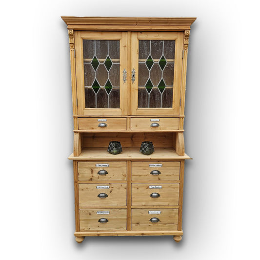Alter Schubladenschrank Apothekerschrank mit 2-farbigem Glas-Aufsatz und Emaille Schildern - 206