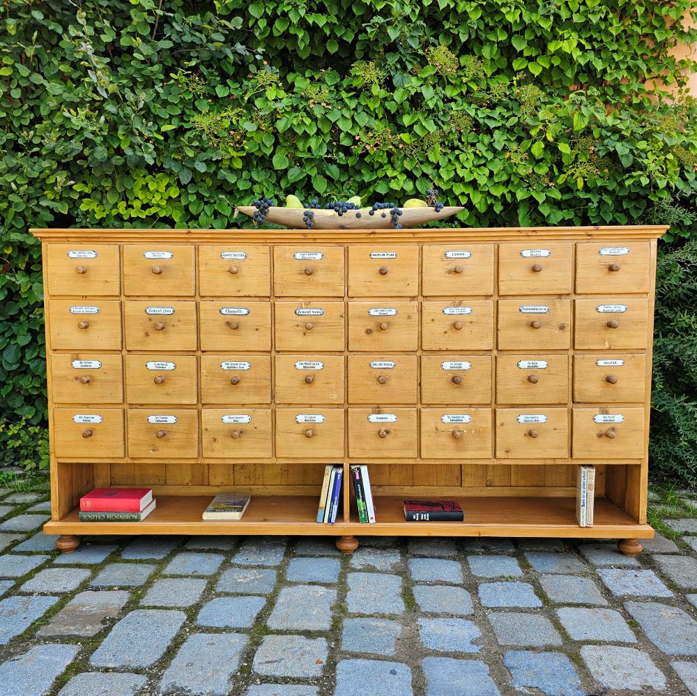 Apothekerschrank Schubladenschrank alt antik hoch mit offenem Fach und Emailleschildern - 259