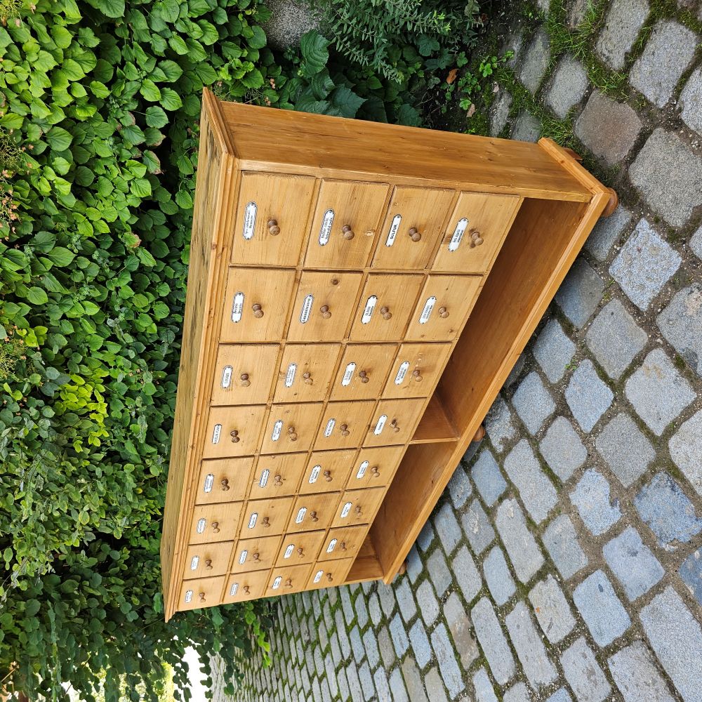 Apothekerschrank Schubladenschrank alt antik hoch mit offenem Fach und Emailleschildern - 259