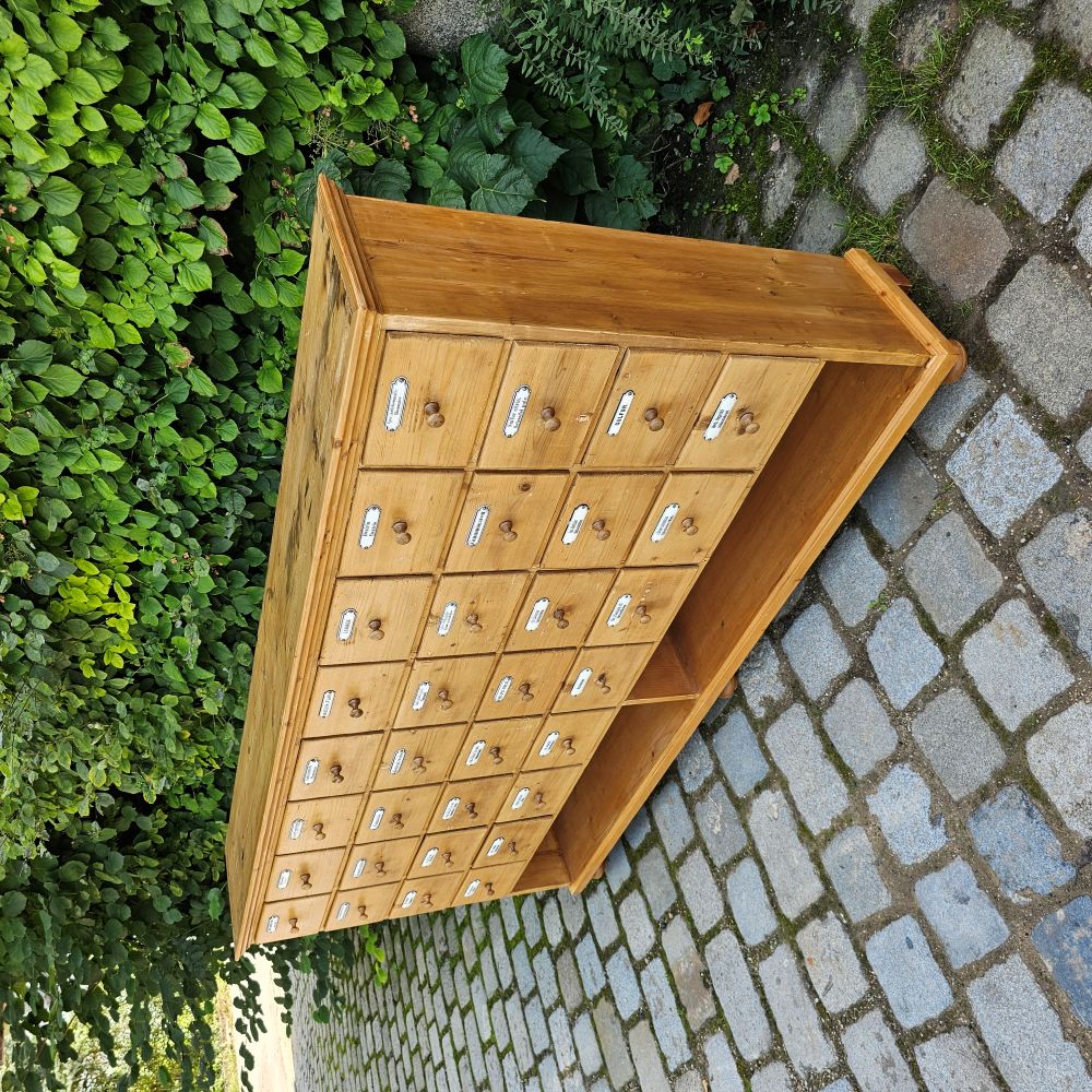 Apothekerschrank Schubladenschrank alt antik hoch mit offenem Fach und Emailleschildern - 259