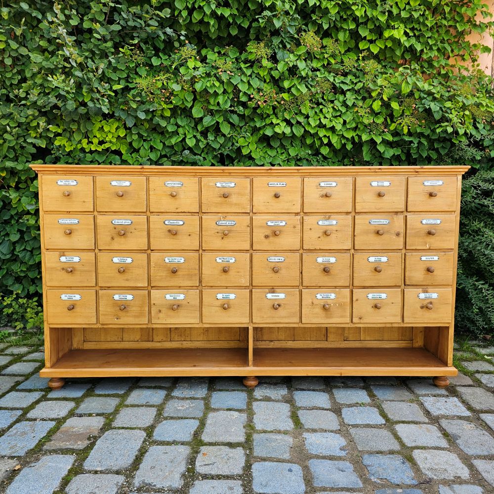 Apothekerschrank Schubladenschrank alt antik hoch mit offenem Fach und Emailleschildern - 259
