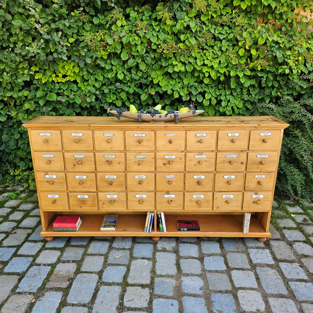 Apothekerschrank Schubladenschrank alt antik hoch mit offenem Fach und Emailleschildern - 259