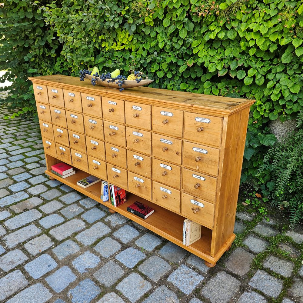 Apothekerschrank Schubladenschrank alt antik hoch mit offenem Fach und Emailleschildern - 259