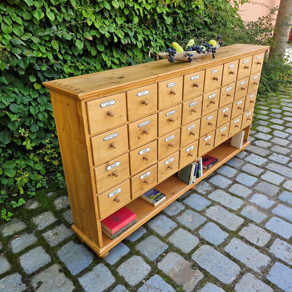 Apothekerschrank Schubladenschrank alt antik hoch mit offenem Fach und Emailleschildern - 259