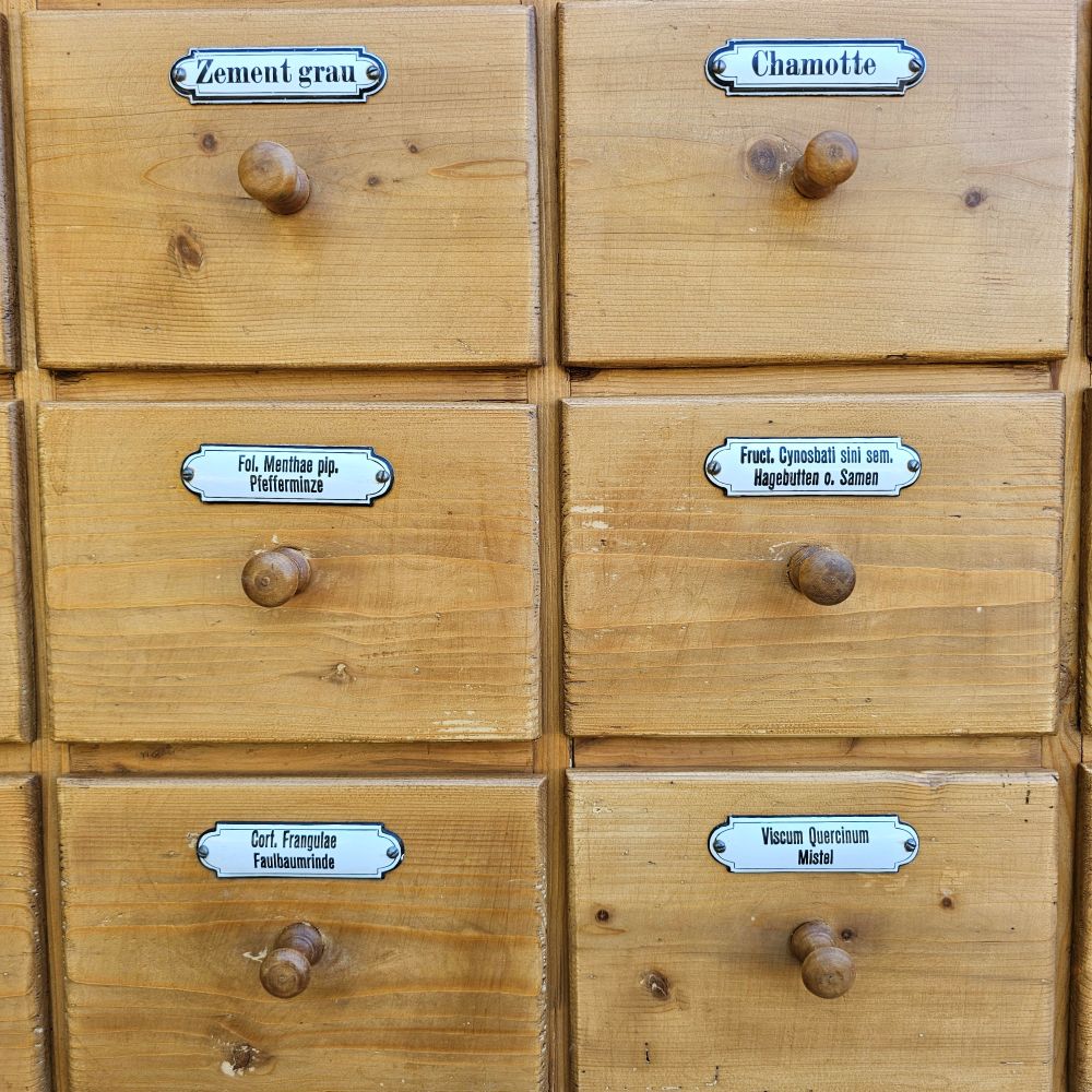 Apothekerschrank Schubladenschrank alt antik hoch mit offenem Fach und Emailleschildern - 259