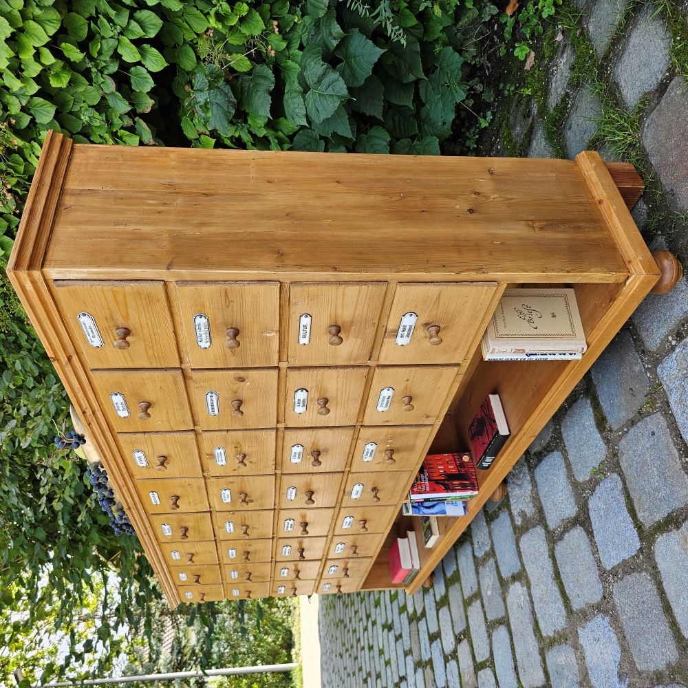 Apothekerschrank Schubladenschrank alt antik hoch mit offenem Fach und Emailleschildern - 259