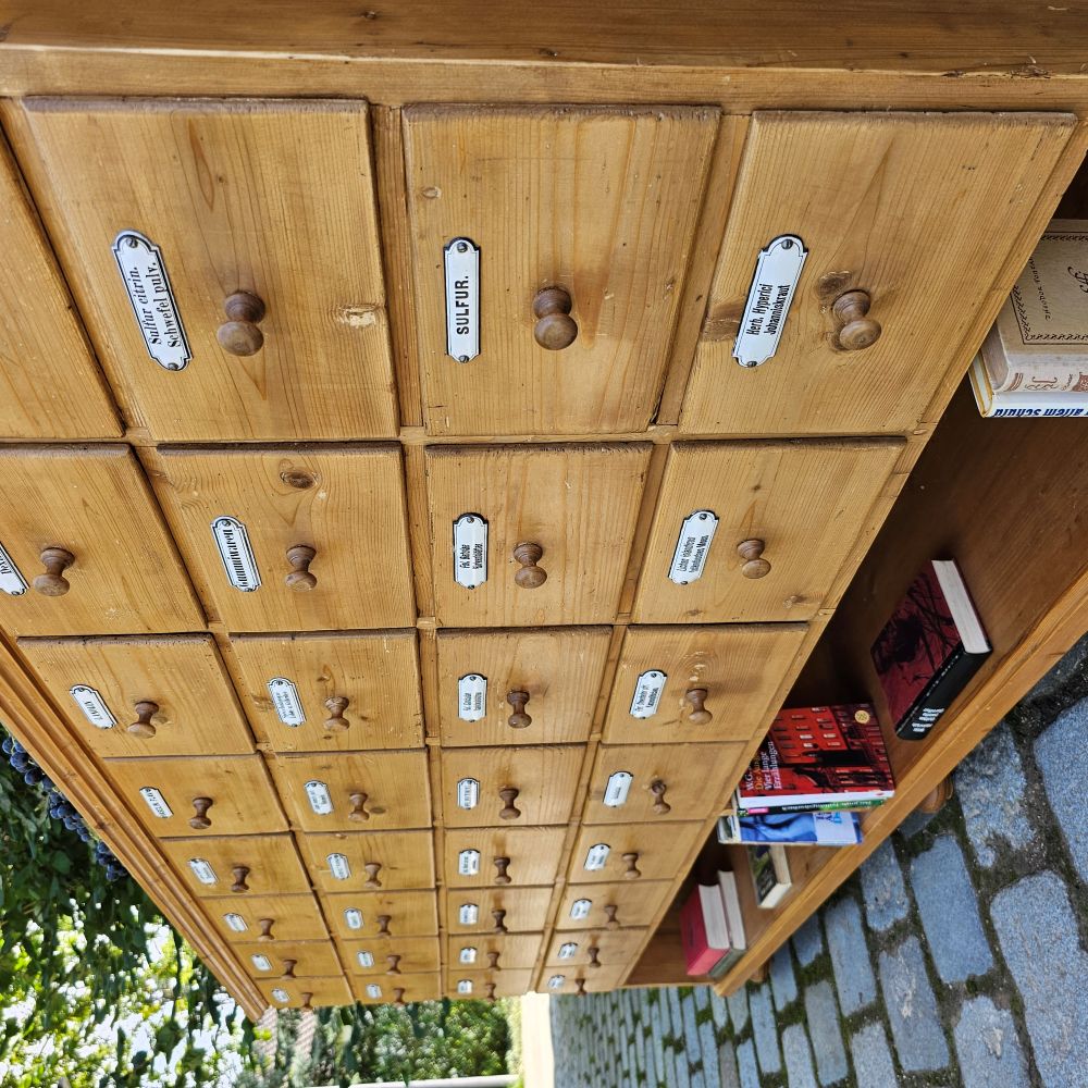 Apothekerschrank Schubladenschrank alt antik hoch mit offenem Fach und Emailleschildern - 259